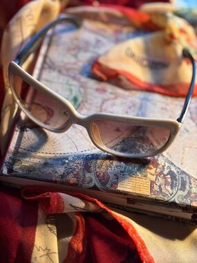 Jackie O Sunglasses, VTG Cream & Black Two-Tone Arms Retro 1960s. #mod #retro